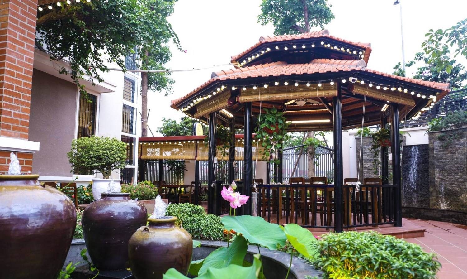 trang trí cây xanh cho quán ăn